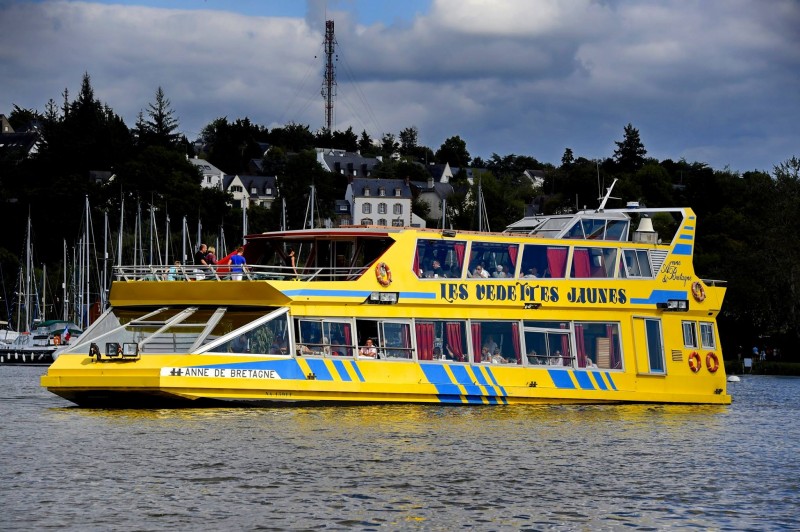 la-vilaine-avec-les-vedettes-jaunes-2029