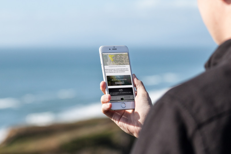mockdrop-iphone-6-at-the-beach-3-10231
