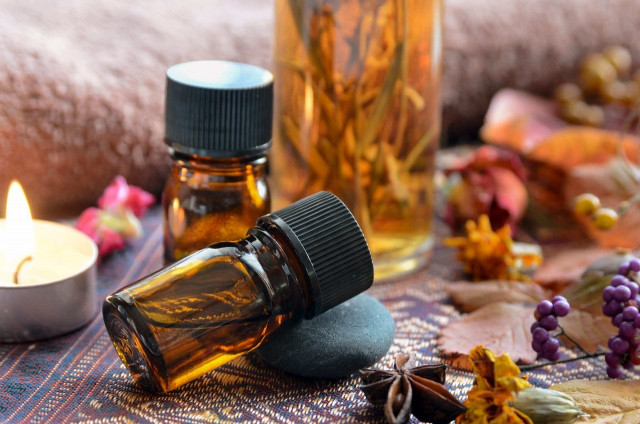 essential-oils-8373959-1280-24949