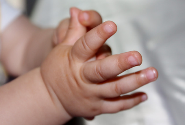 mains-enfant-visuel-atelier-saint-viaud-33029