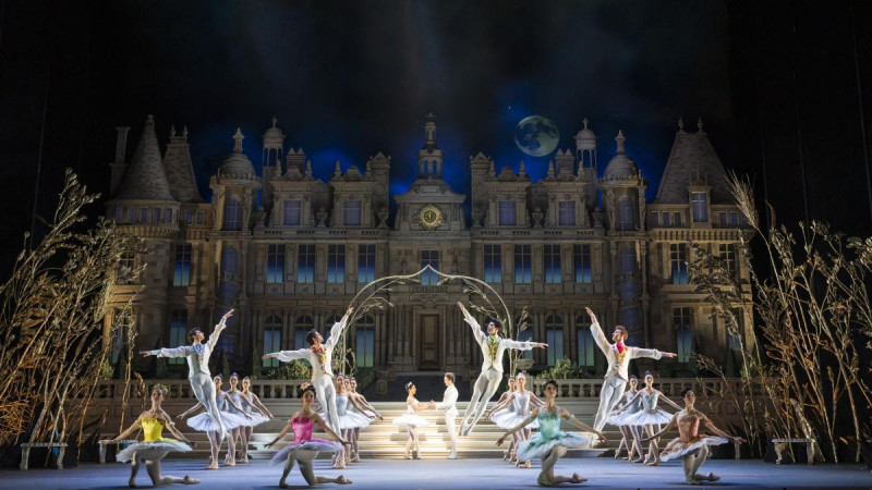 artists-of-the-royal-ballet-in-cinderella-the-royal-ballet-2023-tristram-kenton-ext-0-23761