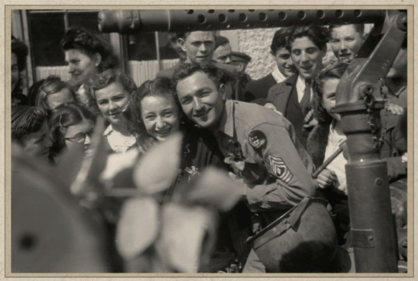 jeunes-filles-posant-avec-un-soldat-am-ricain-au-pouliguen-edouard-bourgueil-28822