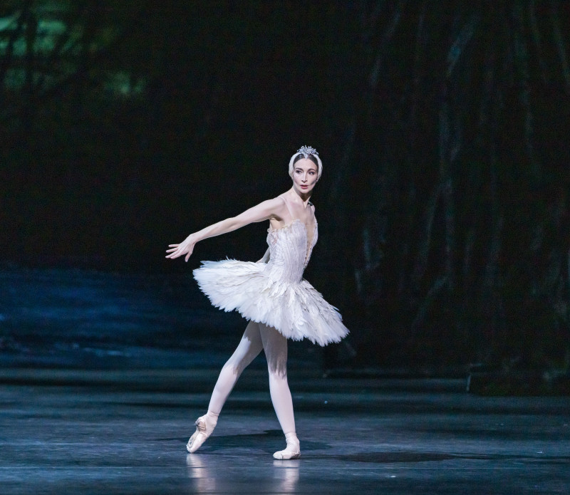 lauren-cuthbertson-in-swan-lake-2022-tristram-kenton-19534