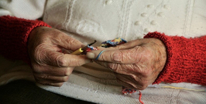 vieillesse-main-tricot-17071